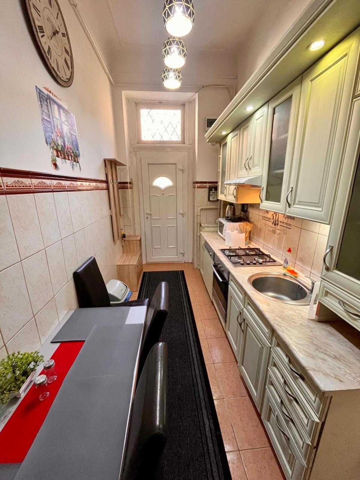 Kalvaria With Balcony, Free Parking And Ac Budapest Bagian luar foto