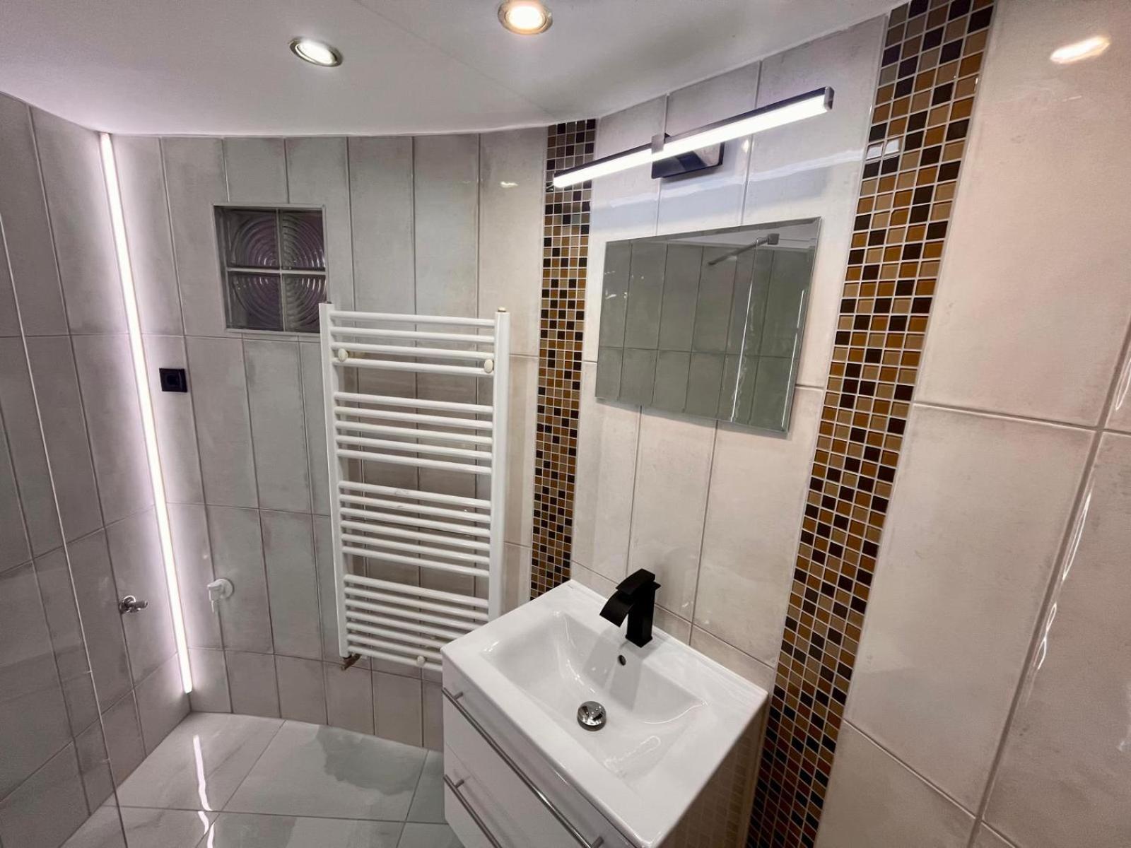 Kalvaria With Balcony, Free Parking And Ac Budapest Bagian luar foto