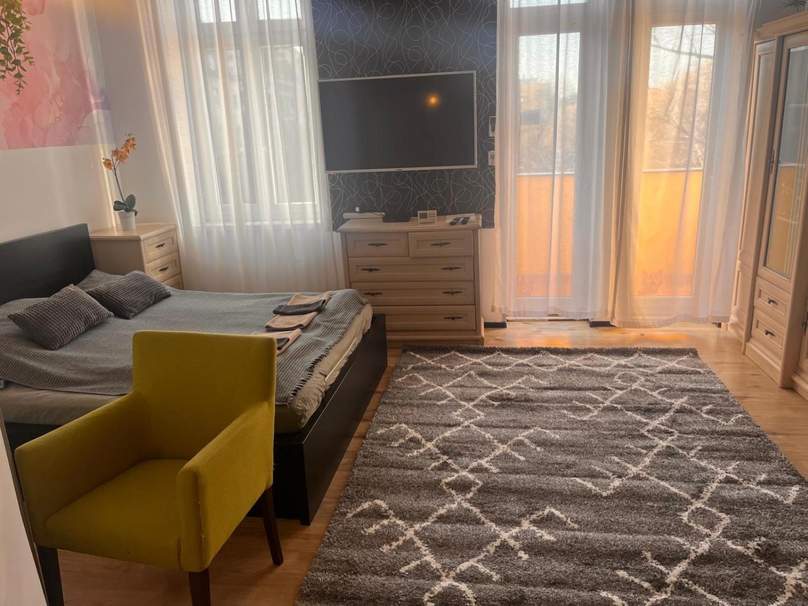 Kalvaria With Balcony, Free Parking And Ac Budapest Bagian luar foto